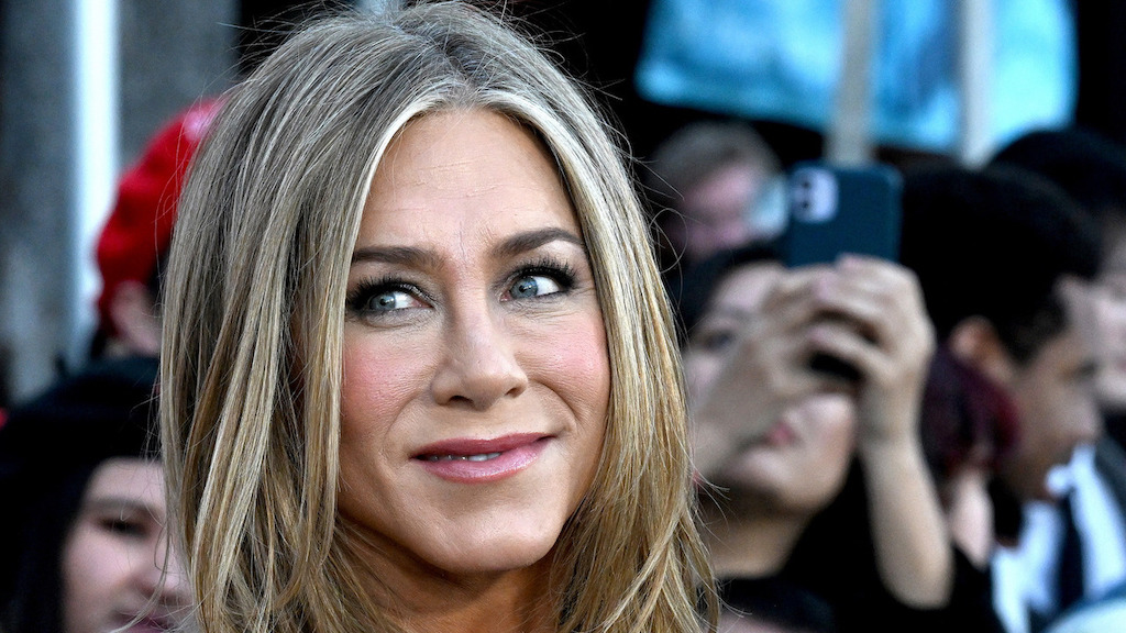 Is Jennifer Aniston the sexiest ever – with her natural hair? – Film Daily