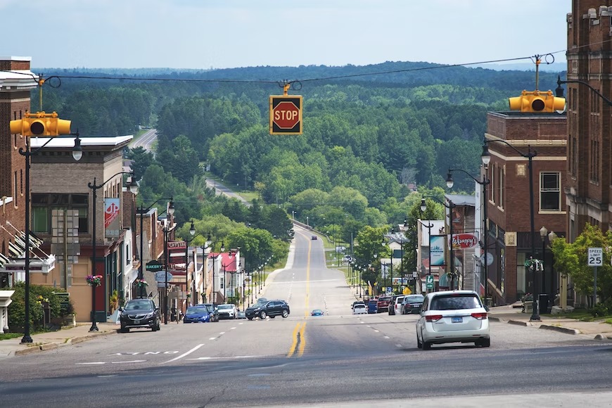 Alt-text: A road in a small town in the USA
