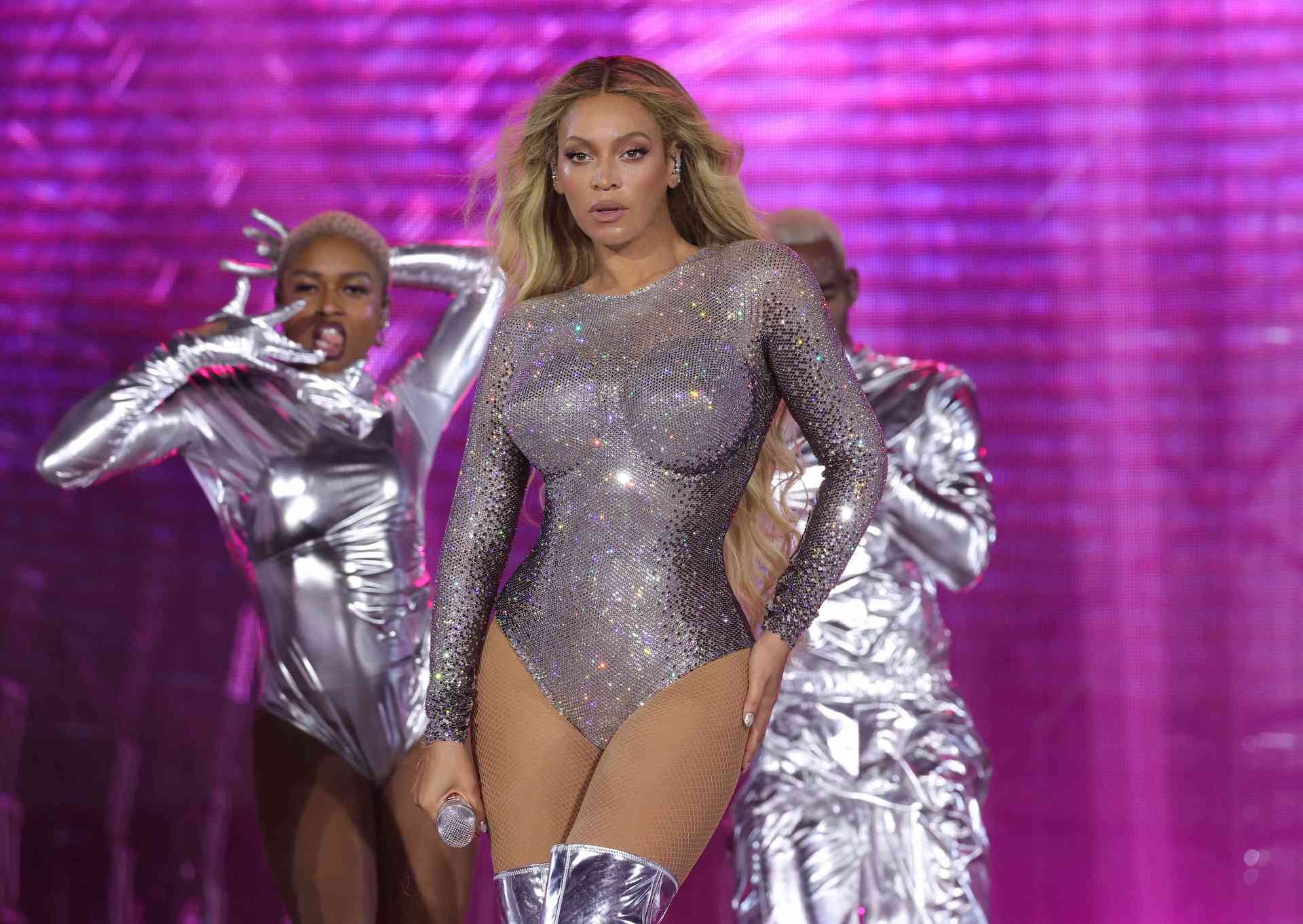 Spilling the tea on Beyoncé's Chicago real estate rumblings, this deep dive explores if the Windy City may influence Queen Bey's net worth. Read about her potential mansion mastery!