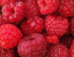 You often hear doctors recommend red fruits and it is easy to understand why. Here are all the health benefits of red fruits.