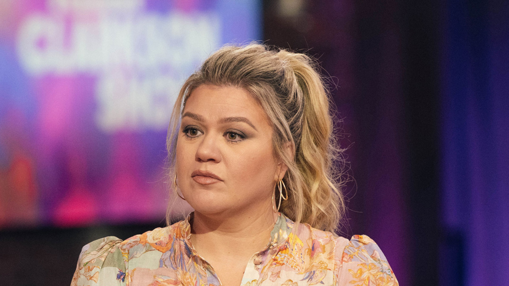 Kelly Clarkson looks like a brand new woman. Does Ozempic have anything to do with it? Let’s take a closer look.