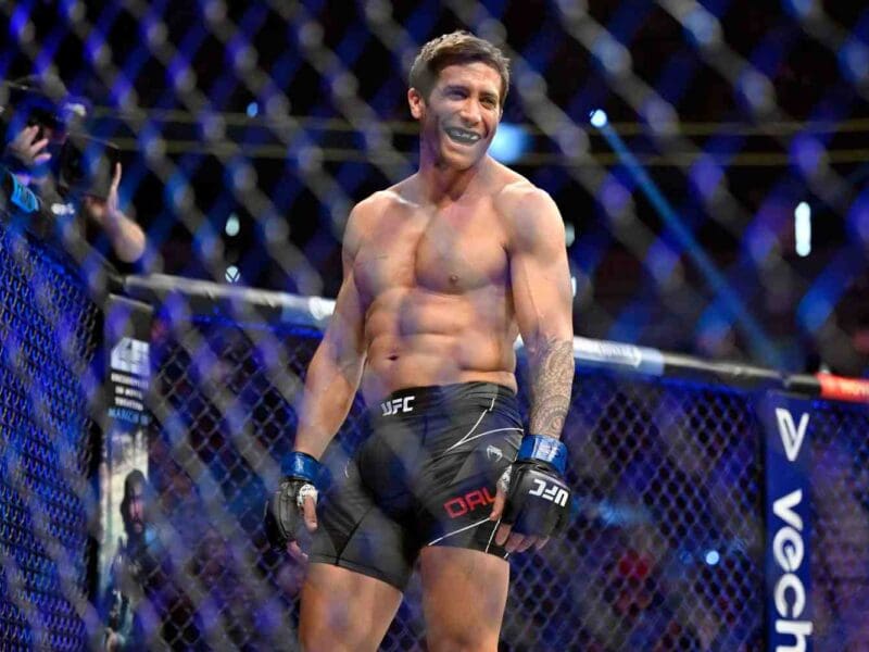 Dive into the "Jake Gyllenhaal UFC" phenomenon. Is it method acting mastery or a well-timed publicity stunt? Find out how he punches above the Hollywood hype!