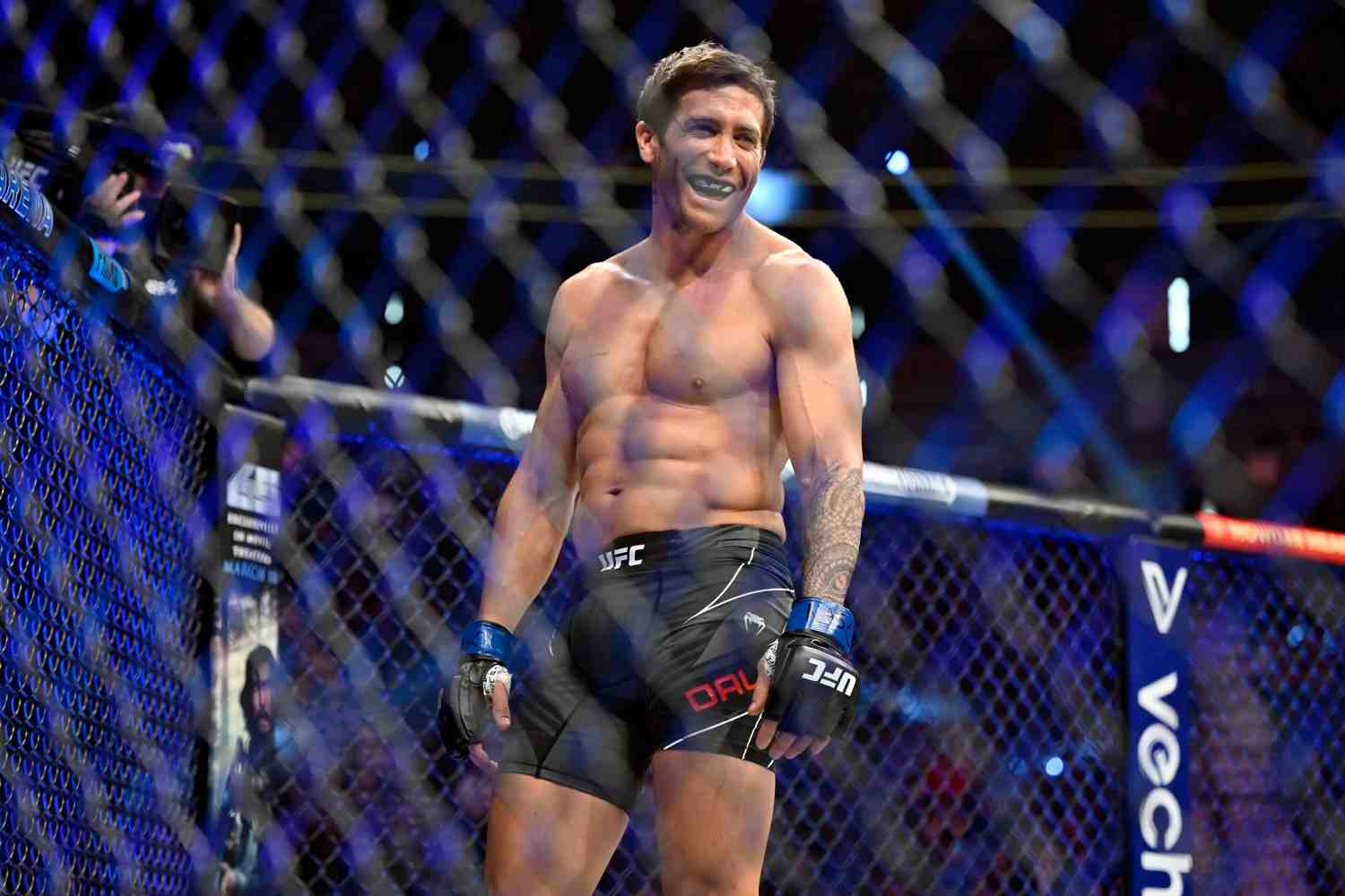 Dive into the "Jake Gyllenhaal UFC" phenomenon. Is it method acting mastery or a well-timed publicity stunt? Find out how he punches above the Hollywood hype!
